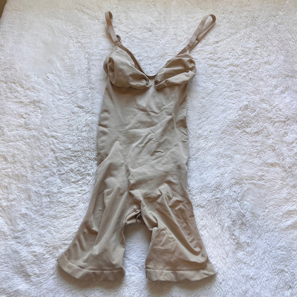 SKIMS Sculpting Mid Thigh Bodysuit Sand Beige Size Large Shapewear NWOT V Neck